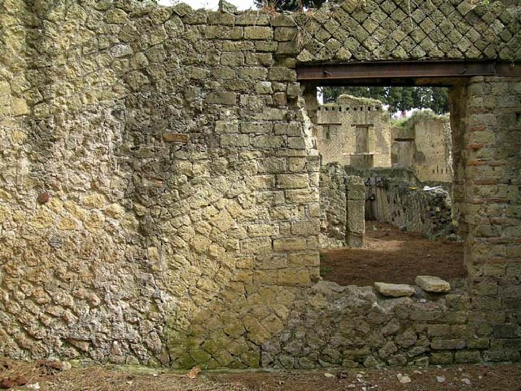 V.33, Herculaneum. May 2005. Room 6, east wall with window to atrium. Photo courtesy of Nicolas Monteix.